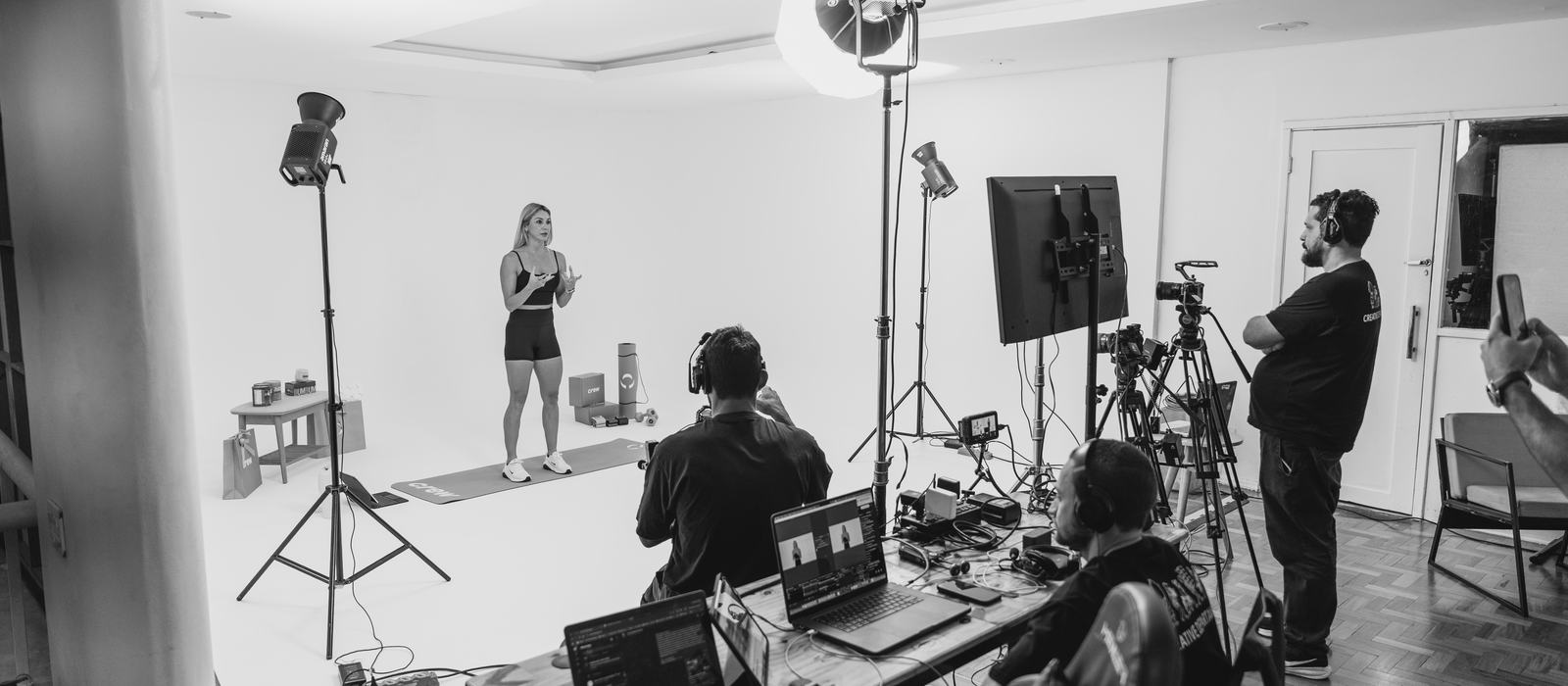 Equipe da FIRMA operando uma live dentro do estúdio