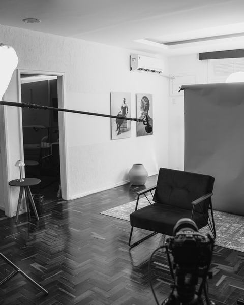 Sala do estúdio com fundo de papel e poltrona montados para entrevista