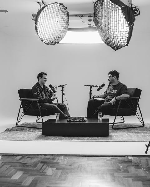 Videocast gravado no fundo infinito com duas câmeras